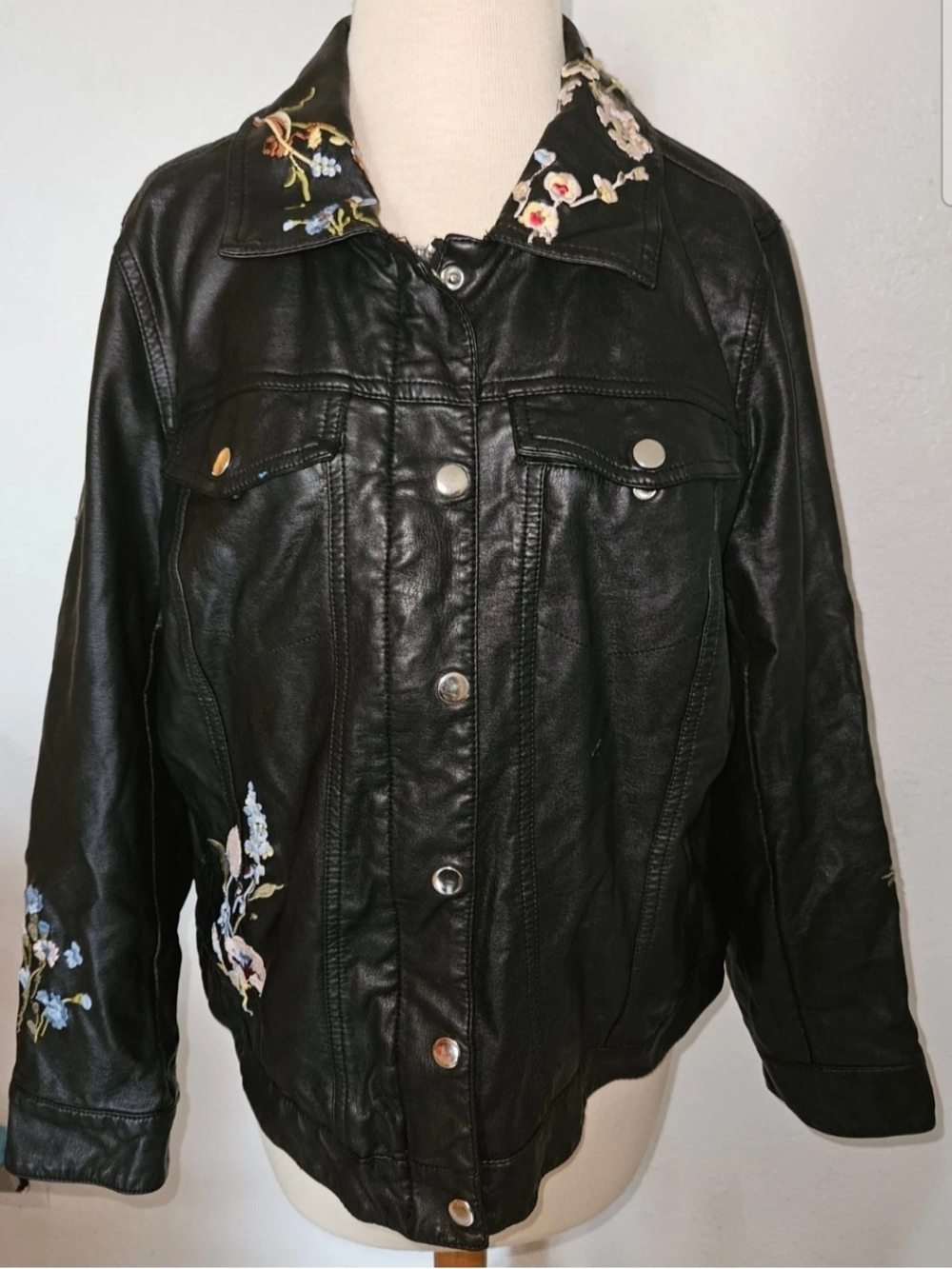 CJ Banks Black Faux Leather Embroidered Collar Jacket Size X MOTO Snap